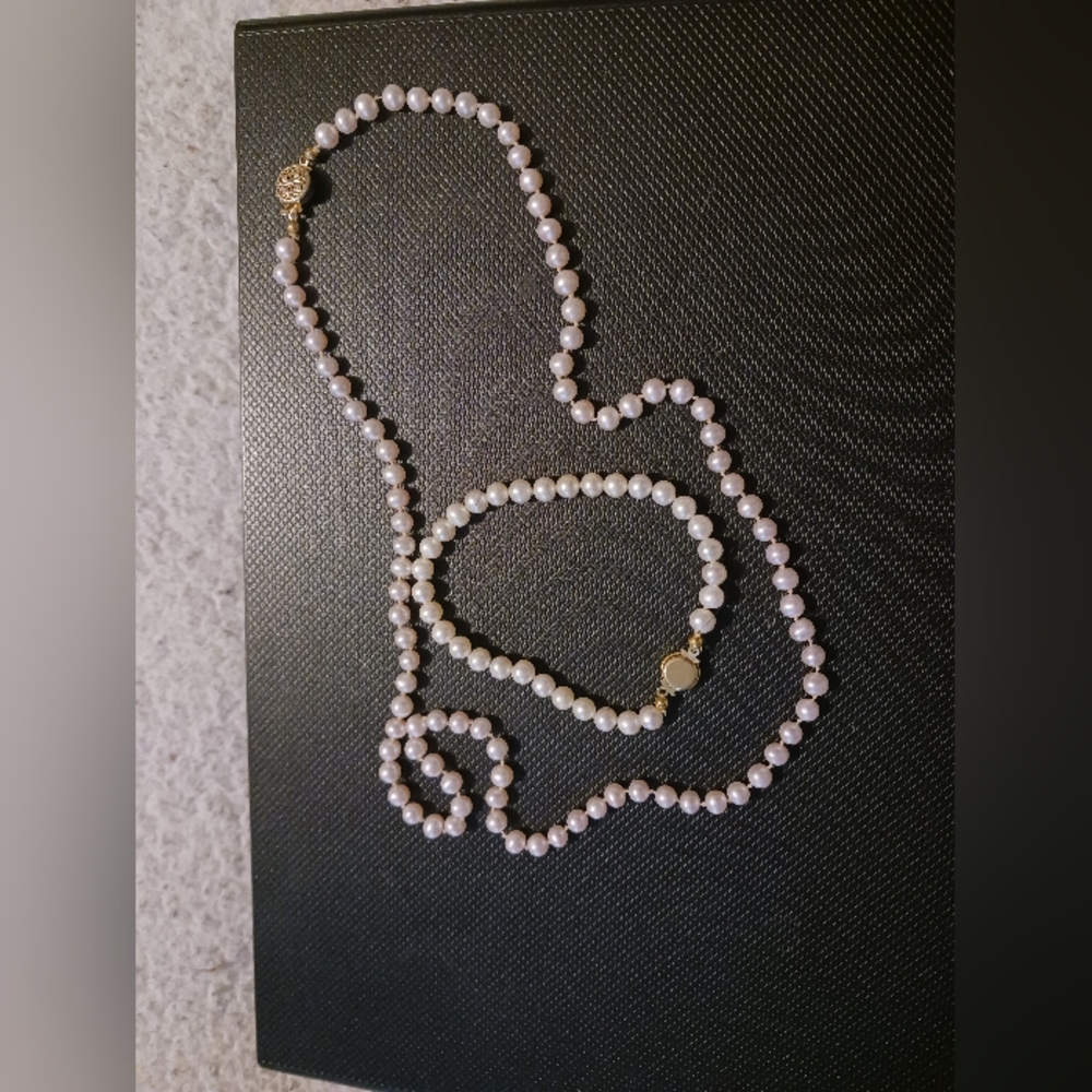 Pearl necklace and bracelet combo